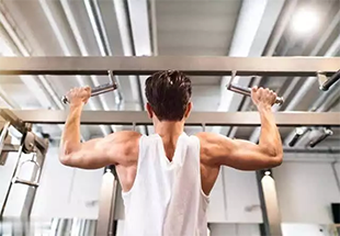 Ilan ang mga pull-up na maaari mong gawin? Tuklasin ang 7 mga benepisyo na nagkakahalaga ng pagsisikap