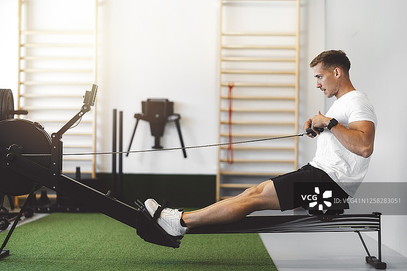 Ano ang mga pakinabang ng isang rowing machine?