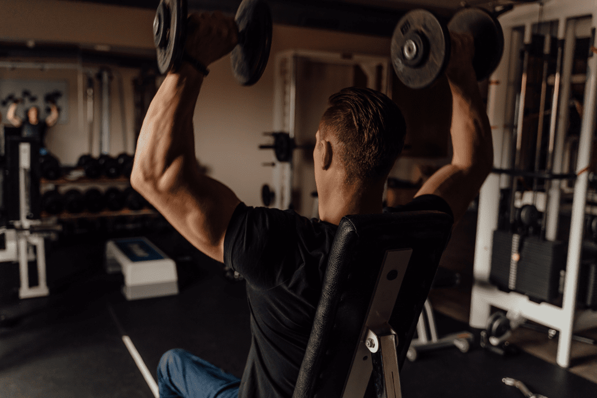 Paano Gumamit ng Isang Seated Shoulder Press Machine