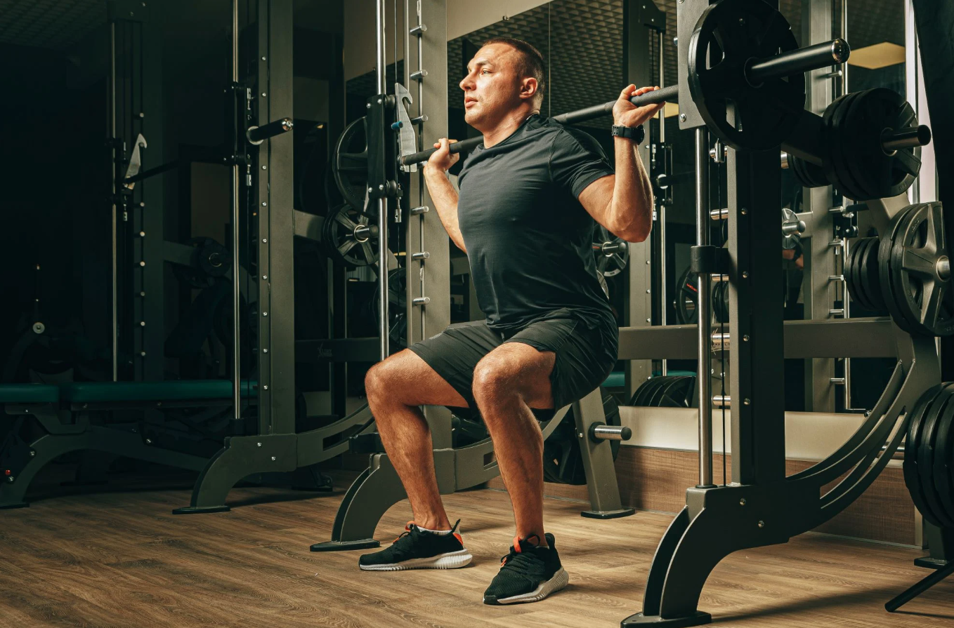Anong mga grupo ng kalamnan ang maaari mong sanayin sa isang smith machine?