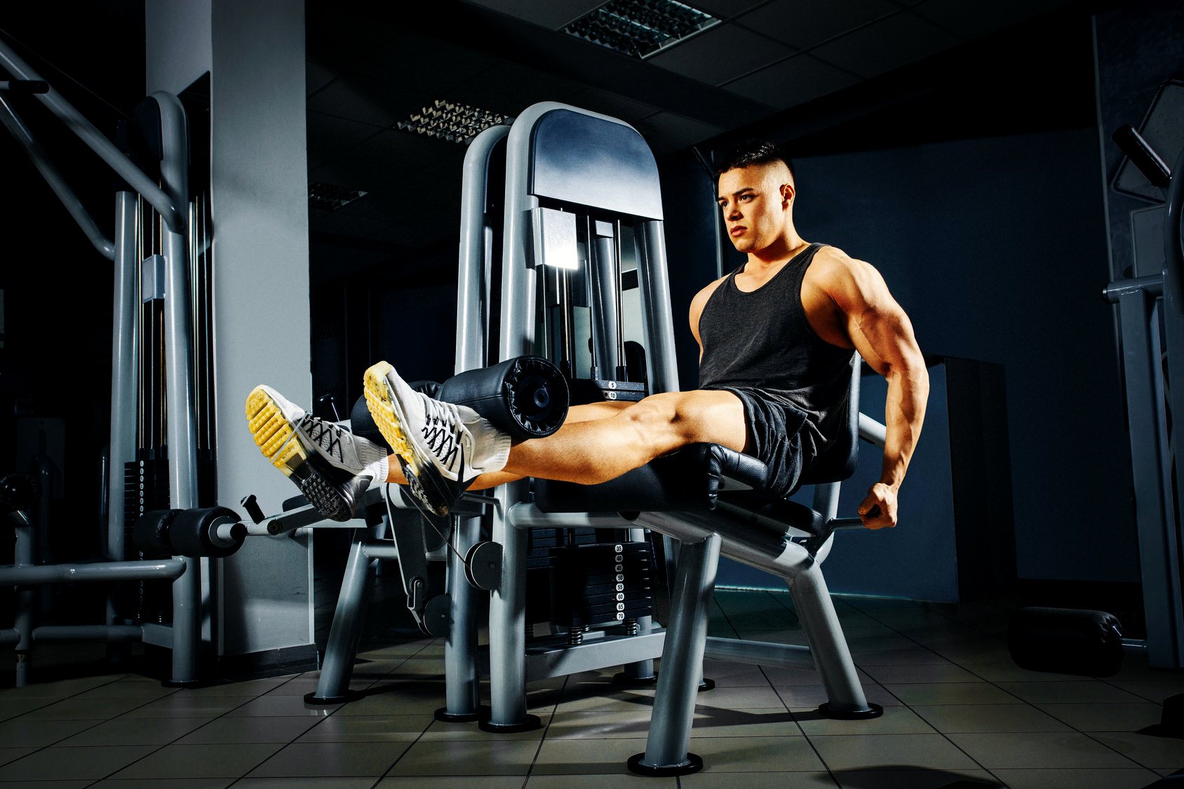 Paano gamitin ang nakaupo na leg extension machine