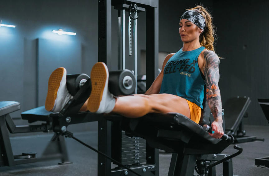 Paano Magsanay sa isang Leg Curl at Extension Machine?